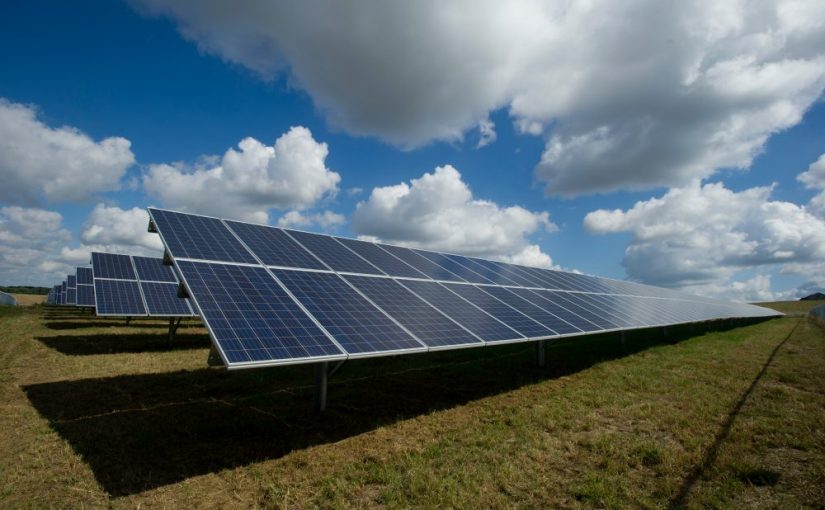 ¿Qué es y cómo funciona una planta de energía solar?
