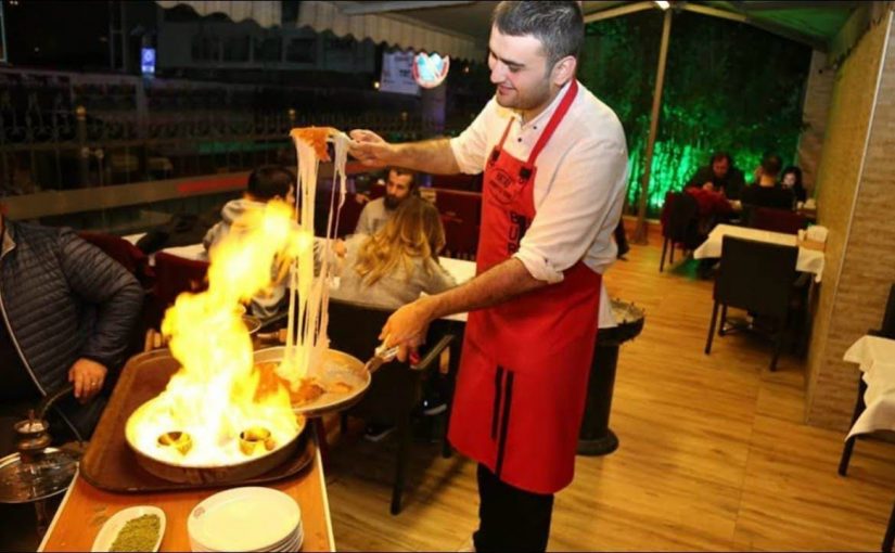 Sorprende chef con grandes habilidades [VIDEO]