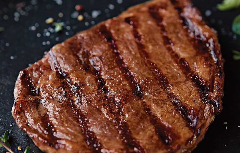 ¿Cuál es el tiempo ideal de cocción para cortes finos de carne?