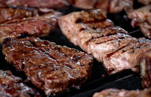 4 maneras de encender el carbón del asador según expertos