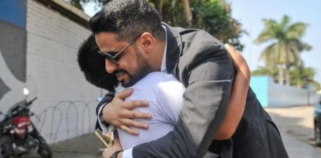 Niño que hacía tarea en la calle conmueve a millonario, quien ahora ¡le regalará una casa!