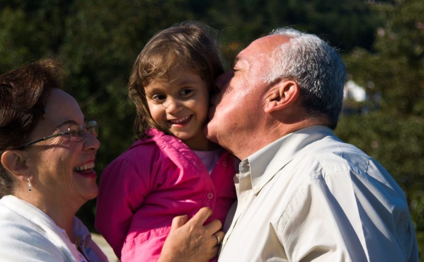 Estudio indica que cuanto más tiempo pases con tus padres, más tiempo vivirán