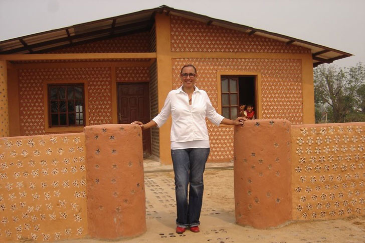 En Bolivia, una mujer transforma desechos plásticos en hogares para los más necesitados