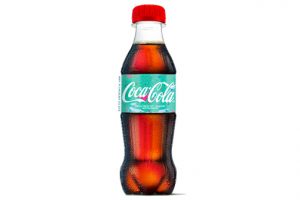 Conoce la primera botella de Coca-Cola hecha con plástico del mar
