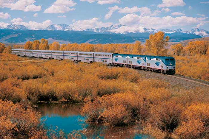 Esta ruta escénica en tren recorre los paisajes más asombrosos de Estados Unidos