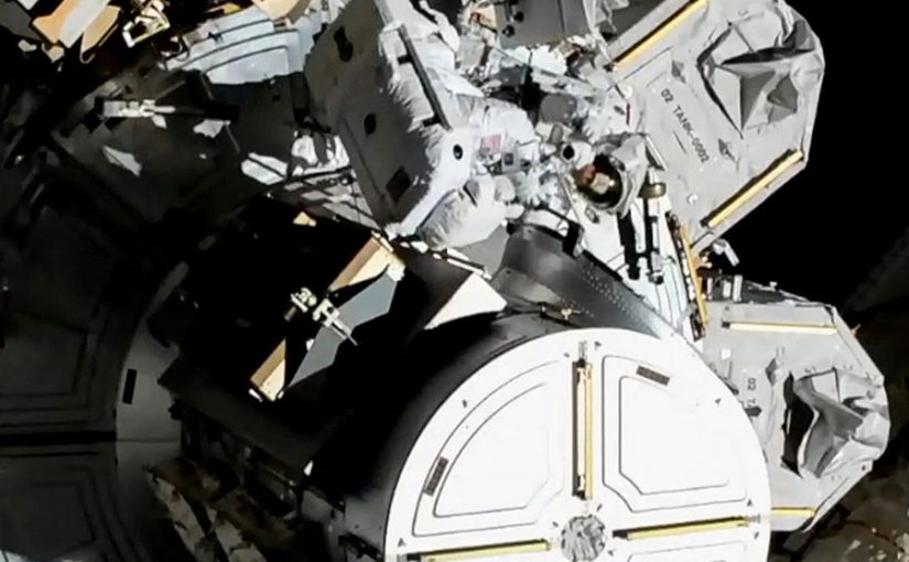 Realizan por primera vez caminata espacial con equipo completamente femenino