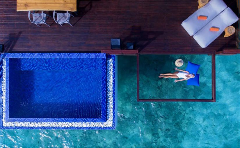 Este hotel en Maldivas te permite dormir en una cama suspendida sobre el mar