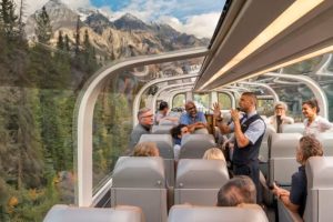 RECORRE LAS MONTAÑAS ROCOSAS DE CANADÁ EN ESTE ASOMBROSO TREN