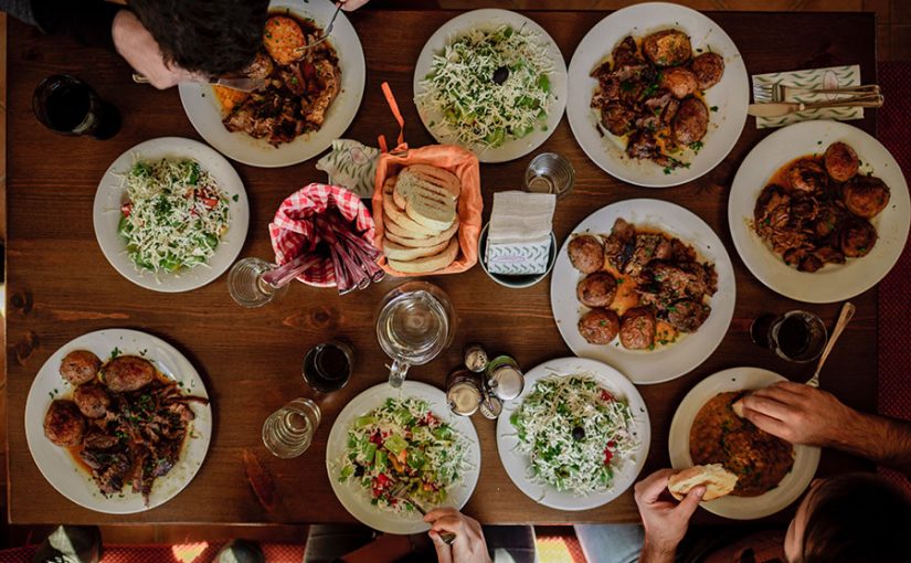 COMER EN EXCESO PODRÍA CONTAMINAR MÁS QUE DESPERDICIAR COMIDA