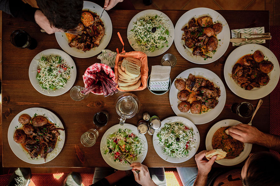 COMER EN EXCESO PODRÍA CONTAMINAR MÁS QUE DESPERDICIAR COMIDA