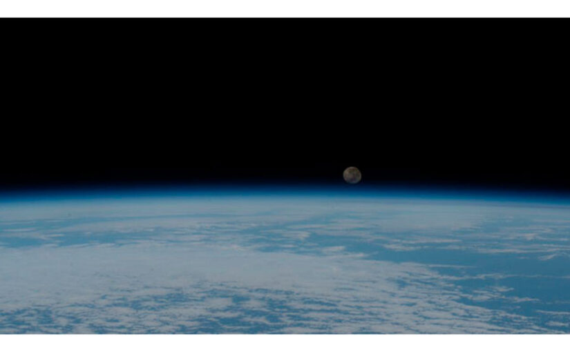 Salida de la luna sobre el Atlántico sur