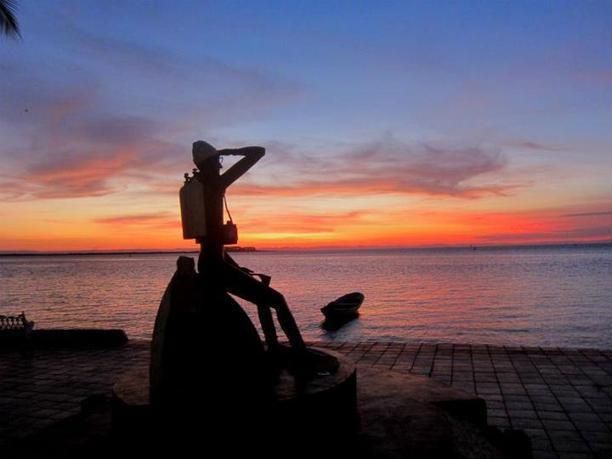 Estatua de Jaques Yves Cousteau en el malecón de la Paz BCS