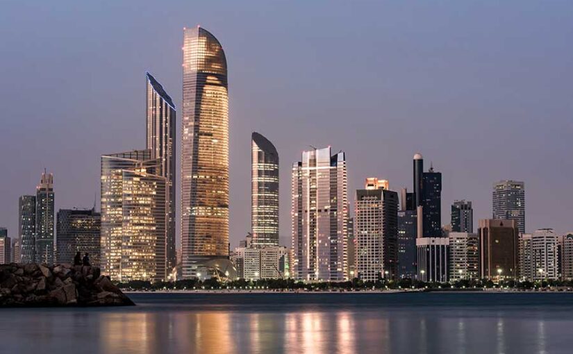 Paisaje nocturno de Abu Dabi, Emiratos Árabes Unidos