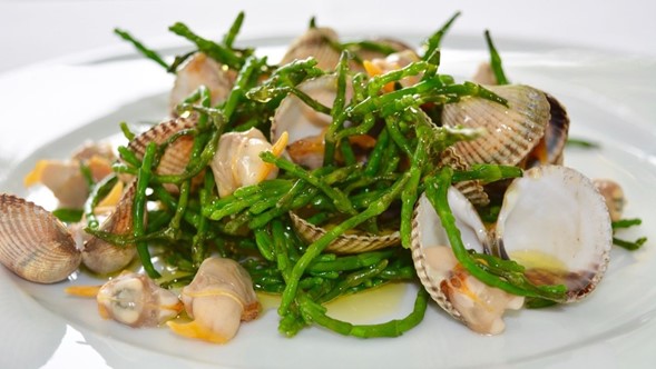 Ensalada de salicornia y berberechos