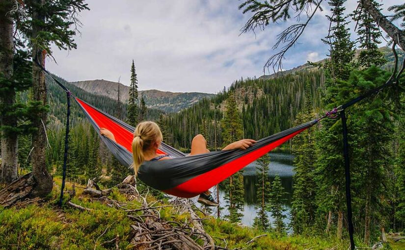 Mujer en hamaca naturaleza