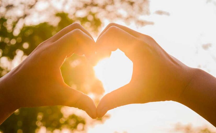 Manos formando corazón