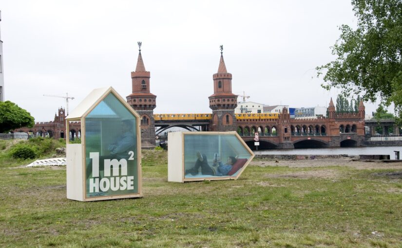 La casa más pequeña del mundo mide solo 1 m². Diseñada en Alemania, es un símbolo de protesta contra la crisis de vivienda en Europa y el valor del espacio.