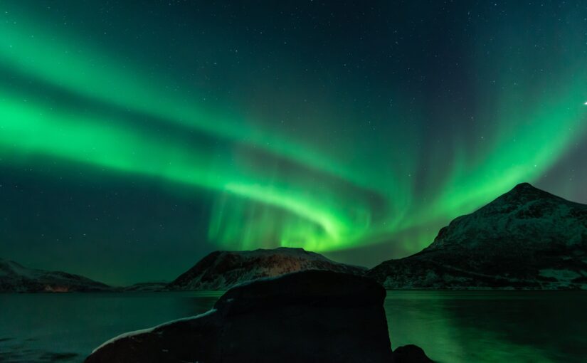 Guía 2025 para ver auroras boreales: 10 destinos top, mejores meses, mapa/Kp y tips para planear tu viaje y fotograﬁarlas.
