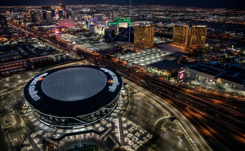 El Estadio Allegiant, casa de los Raiders en Las Vegas, es un ícono de arquitectura, tecnología y entretenimiento que redefine el turismo deportivo.