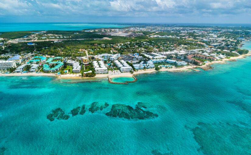 Gran Caimán: el paraíso caribeño que combina playas de ensueño y poder financiero. Descubre su historia, turismo, economía y el modelo que México puede seguir para impulsar sus propios homeports. 🇲🇽🌴