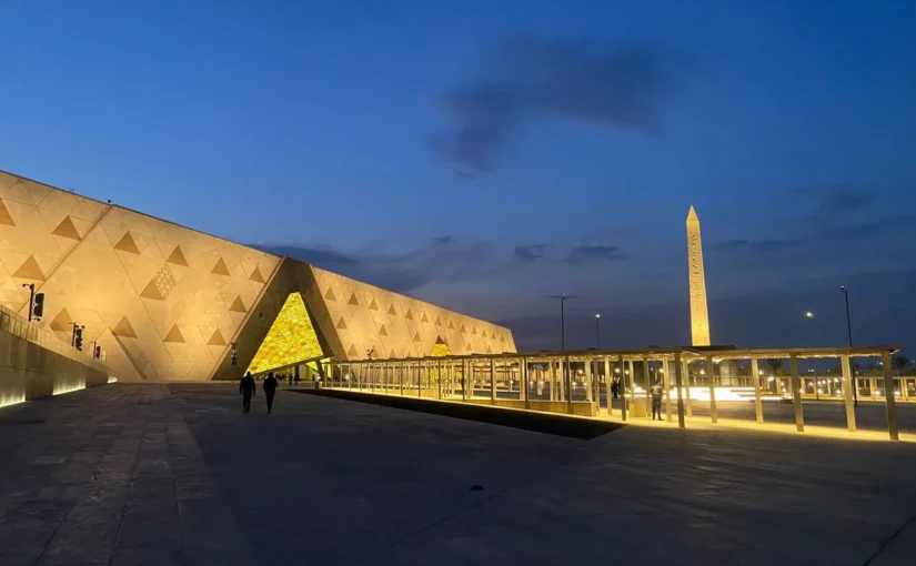 El Gran Museo Egipcio (GEM), inaugurado en noviembre de 2025 junto a las pirámides de Guiza, redefine la forma en que el mundo contempla la herencia faraónica. Con más de 100,000 piezas —incluida la colección completa de Tutankhamón—, esta joya arquitectónica es hoy el museo arqueológico más grande del planeta y un símbolo del renacimiento cultural y turístico de Egipto. 🇪🇬✨